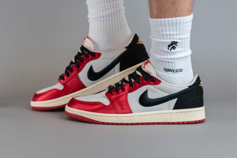 Air jordan 1 low hot sale university gold on feet