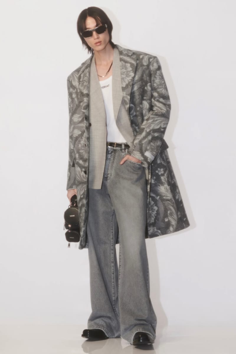 Versace Pre Fall 2024 Menswear Collection Hypebeast   Versace Pre Fall 2024 Menswear Collection Lookbook 1 