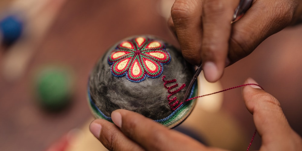 Мексиканские художники создают красивые шапки ручной работы для Clase Azul Mezcal San Luis Potosí