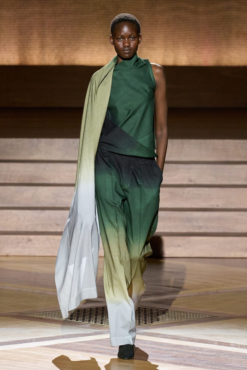 Tシャツ・カットソー ISSEY MIYAKE FW24 'Suede Like Pleats' blouse (IM48FJ105 40) Layered Color Pleats Shirt – La Garçonne