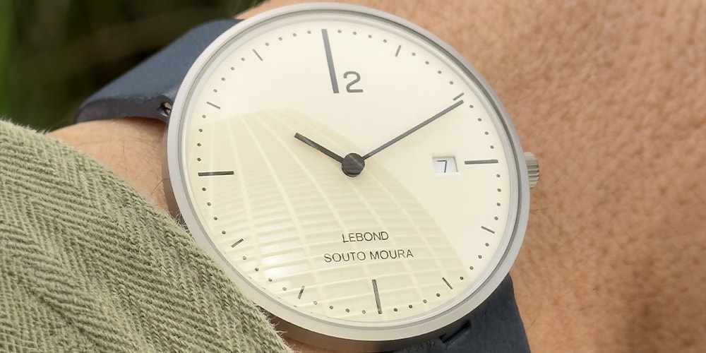 Отмеченный наградами архитектор Эдуардо Соуто де Моура вместе с Лебондом придумали необычные наручные часы