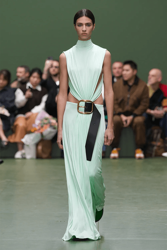 LOEWE Fall/Winter 2024 at Paris Fashion Week | Hypebeast LOEWE Fall/Winter 2024 at Paris Fashion Week | Hypebeast