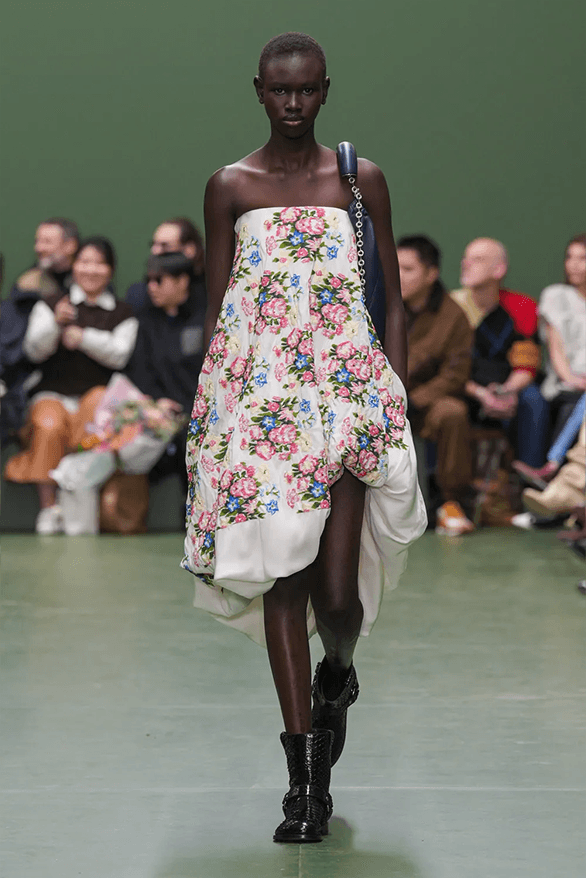 LOEWE Fall/Winter 2024 at Paris Fashion Week | Hypebeast LOEWE Fall/Winter 2024 at Paris Fashion Week | Hypebeast