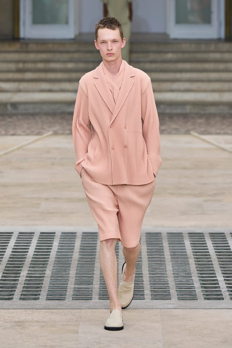 HOMME PLISSÉ ISSEY MIYAKE Embodies the Movement of Wind for HOMME PLISSÉ ISSEY MIYAKE Embodies the Movement of Wind for