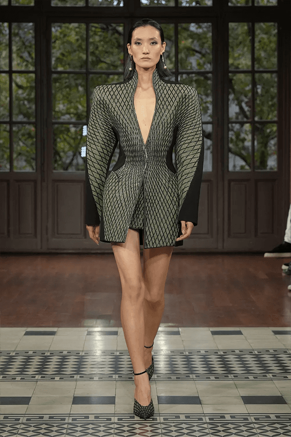 Mugler Spring/Summer 2025 at Paris Fashion Week | Hypebeast Mugler Spring/Summer 2025 at Paris Fashion Week | Hypebeast