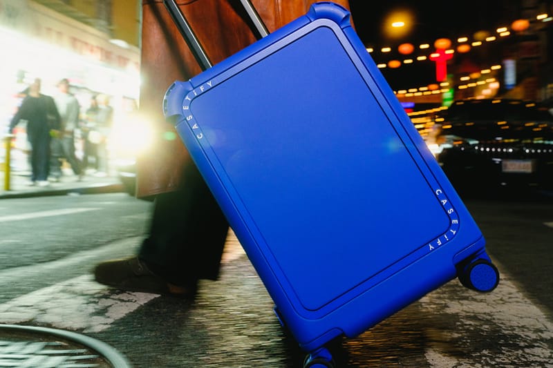 バッグ MR. DOB Bounce Carry-On Travel Set Blue CASETIFY x TAKASHI MURAKAMI MR. DOB BOUNCE CARRY-ON TRAVEL