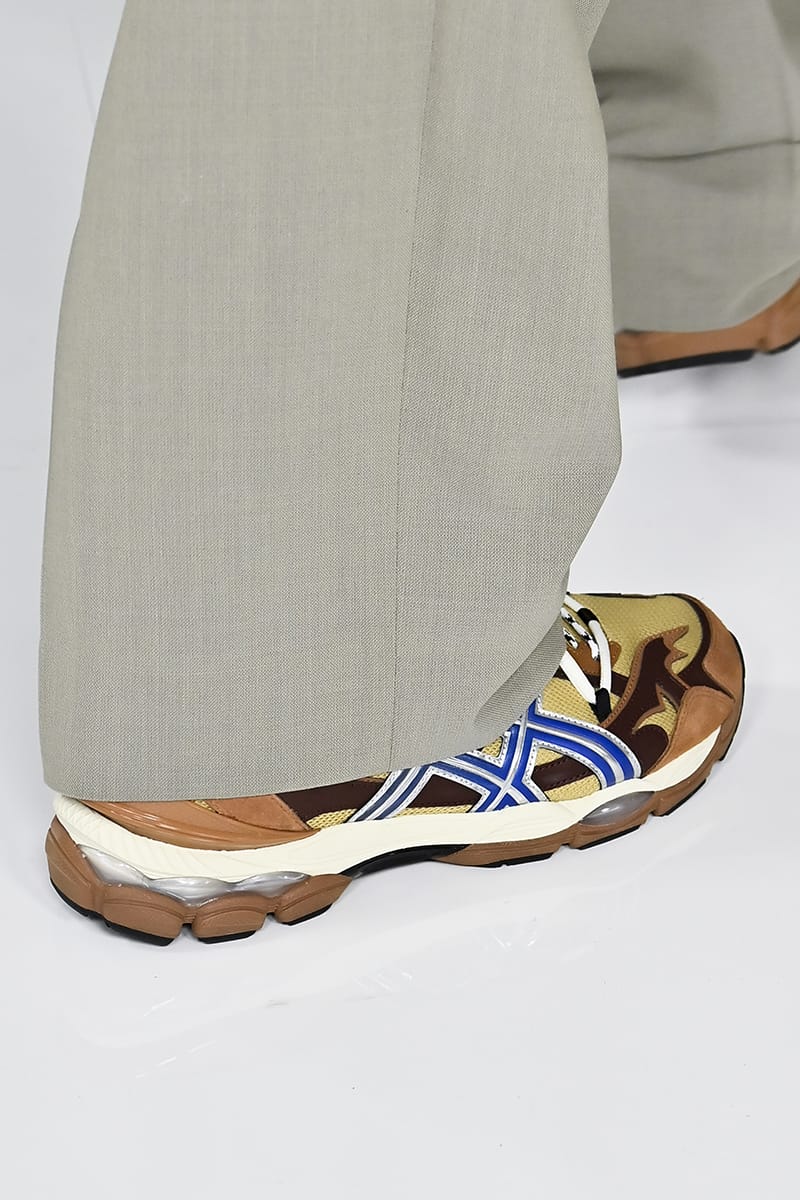 トーガがアシックスとの初となるコラボモデルをお披露目 | Hypebeast.JP