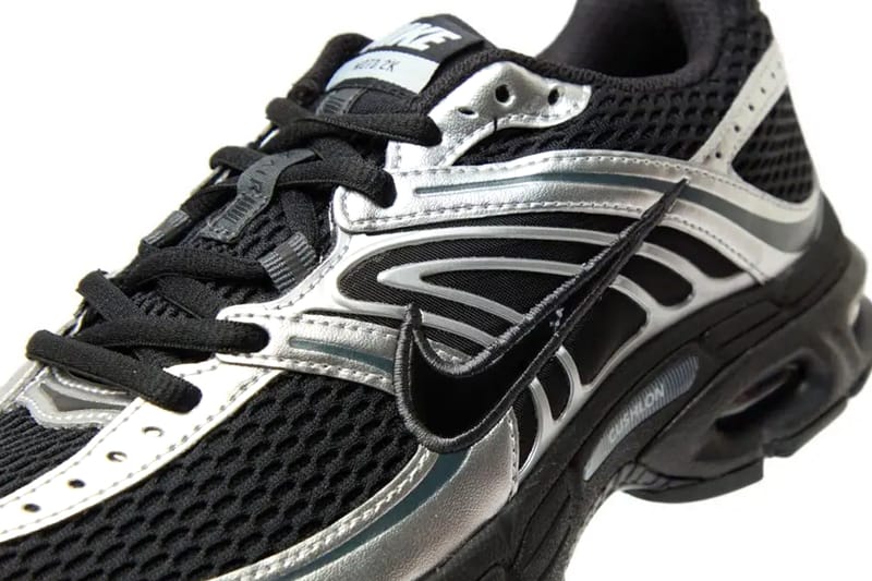 NIKE AIR MAX MOTO 2K HQ2056-007 ★送料込 Nike Air Max Moto 2K Black Metallic Silver (Women's