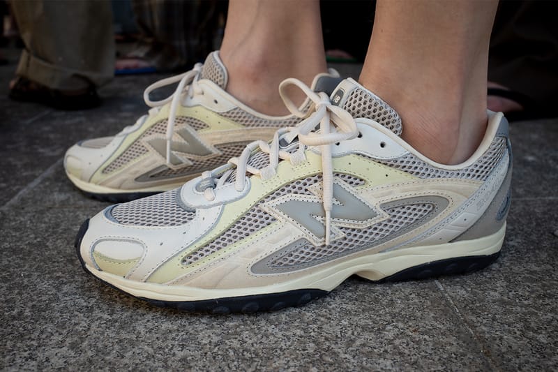 New Balance AURALE スエードシューズ ベージュ オーラリー × ニューバランスのスニーカー「RC30」ワントーンの