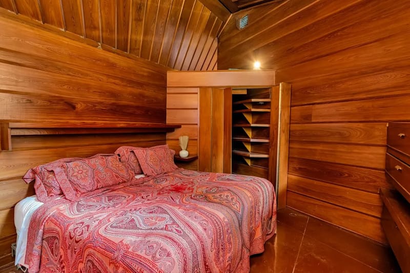 洋書 FRANK LLOYD WRIGHT INTERIORS AND FURNITU The original owners of a Frank Lloyd Wright-designed dream
