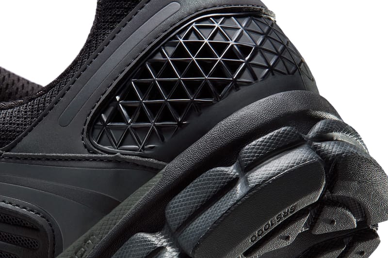 ナイキズームボメロ5から Black Reflective が登場 | Hypebeast.JP