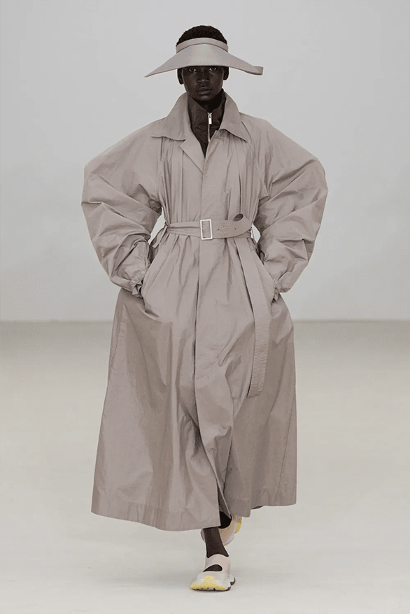 Issey Miyake 2026 春夏:耸肩开场,衣物有意识 | Hypebeast