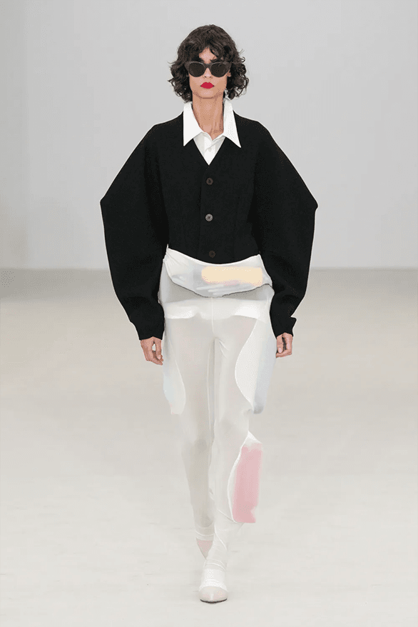 Issey Miyake 2026 春夏：耸肩开场，衣物有意识 | Hypebeast