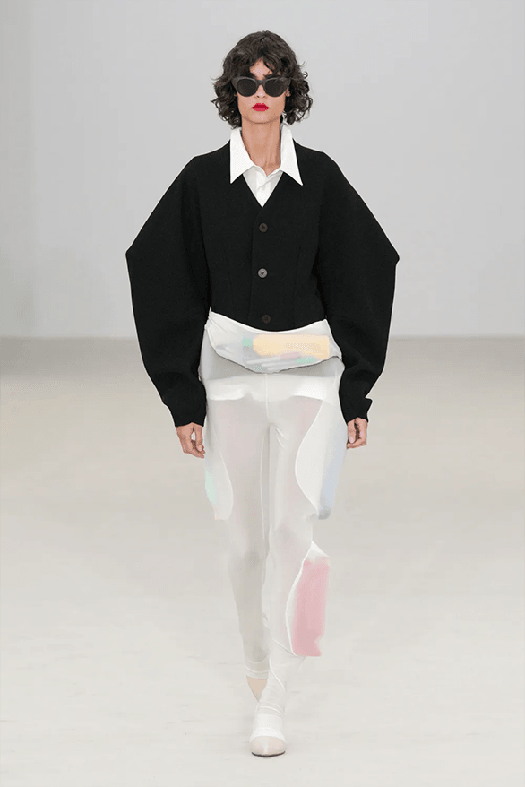 Issey Miyake 2026 春夏:耸肩开场,衣物有意识 | Hypebeast