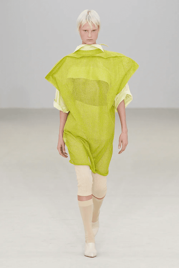 Issey Miyake 2026 春夏：耸肩开场，衣物有意识 | Hypebeast