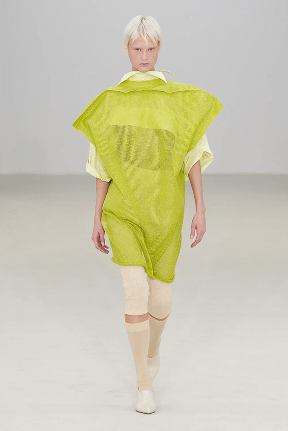 Issey Miyake 2026 春夏:耸肩开场,衣物有意识 | Hypebeast