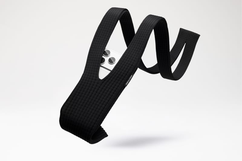 iPhoneアクセサリー ISSEY MIYAKE x Apple iPhone Pocket Long iPhone Pocket by Issey Miyake - Long - Black - Apple