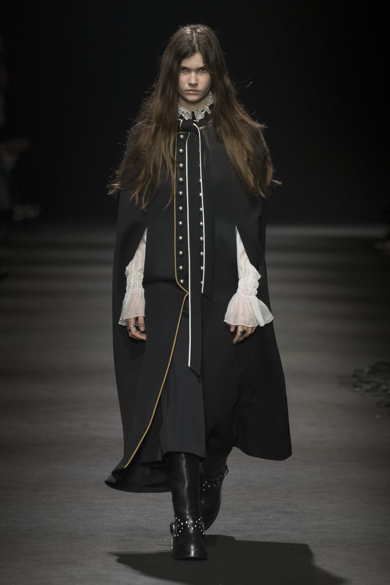 Ann Demeulemeester 本人期 PROTO Falco 黒 コート Ann Demeulemeester FW26 desfile na Paris Fashion Week | Hypebeast