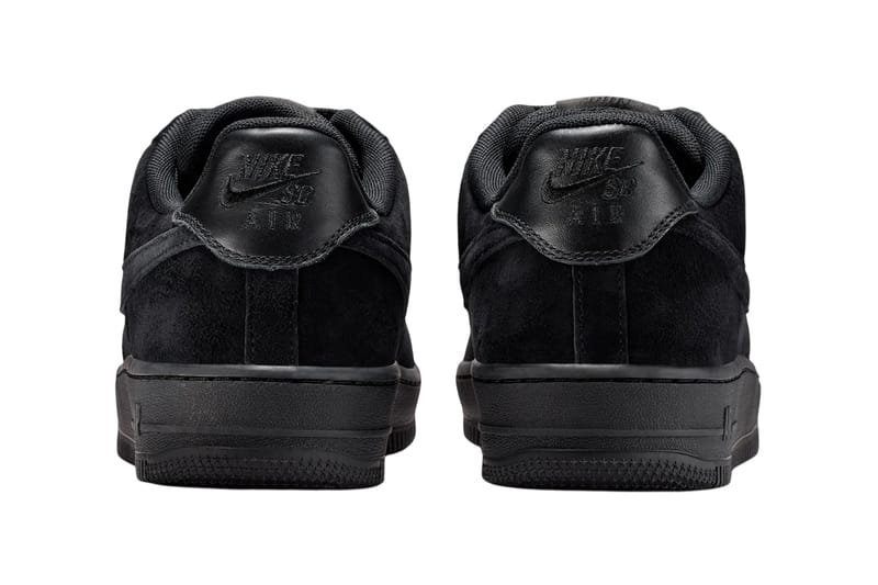 極美品✨NIKE ナイキ エアフォース1 LOW 07 トリプルブラック スウッシュよりナイキ エアフォース1 トリプルブラックが発売