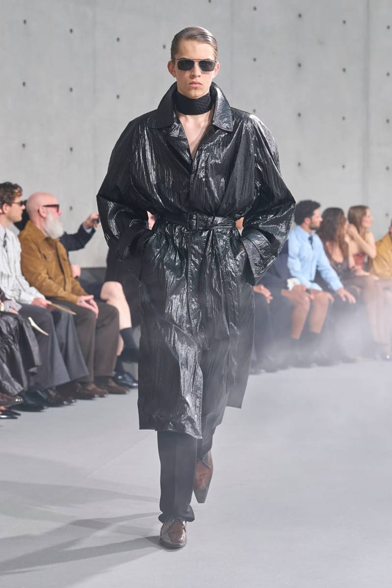 Saint Laurent Verão 2027 Menswear desfile na Paris Fashion Week
