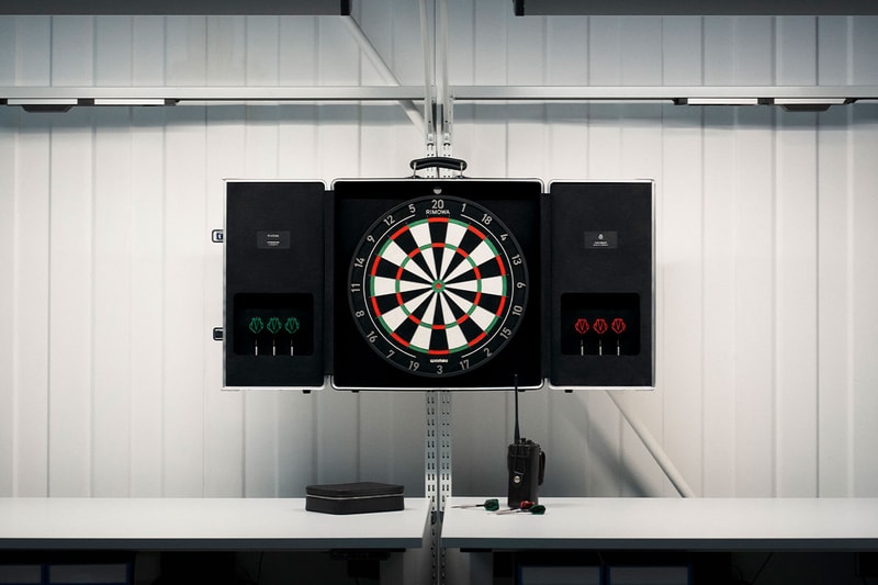 RIMOWA x Winmau 한정판 알루미늄 다트보드 케이스, 6,000달러에 출시 이미지 1