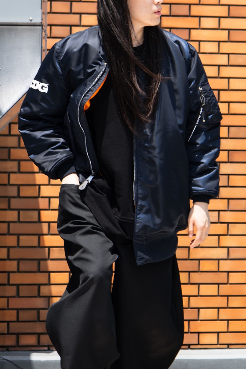 CDG와 Alpha Industries, 새로운 네이비 바이어스 컷 MA-1 협업 재출시 이미지 1