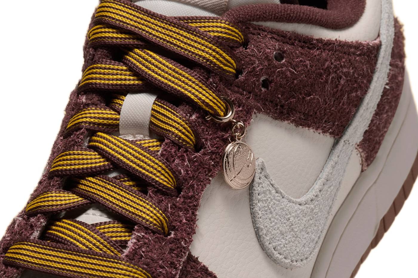 ภาพอย่างเป็นทางการของ Nike Dunk Low “Basketball Charm” | Hypebeast