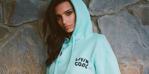 Emily Ratajkowski Pose Pour La Collection De LIVINCOOL | Hypebeast