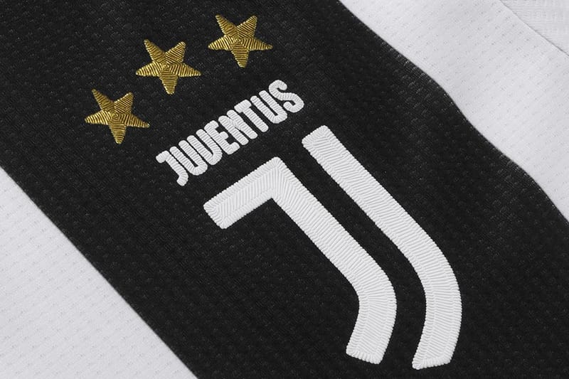 Le Maillot Officiel De La Juventus Floqu Cristiano Ronaldo Est