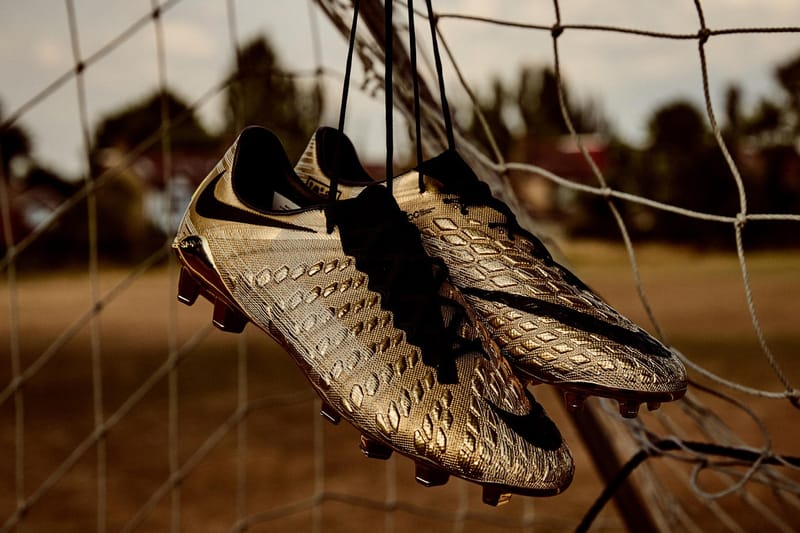 Nike Honore Harry Kane Avec Une Paire De Crampons In dite Hypebeast