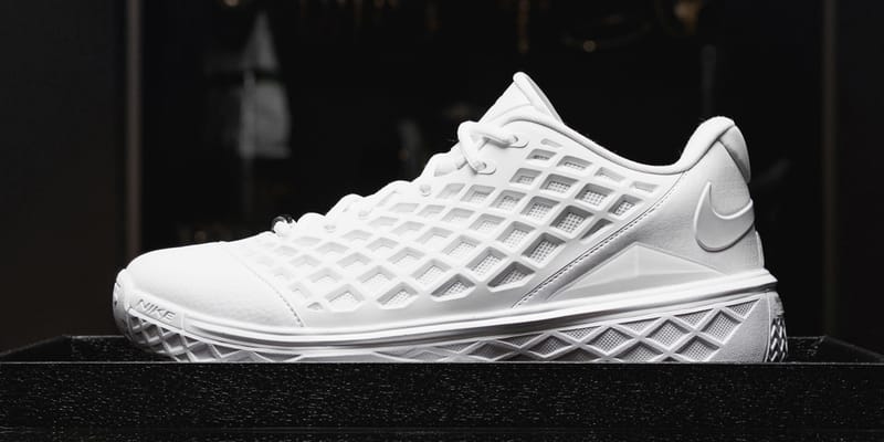 マ*ル様 KOBE 3 PROTRO La Kobe 3 Protro est une icône du basket repensée pour un jeu