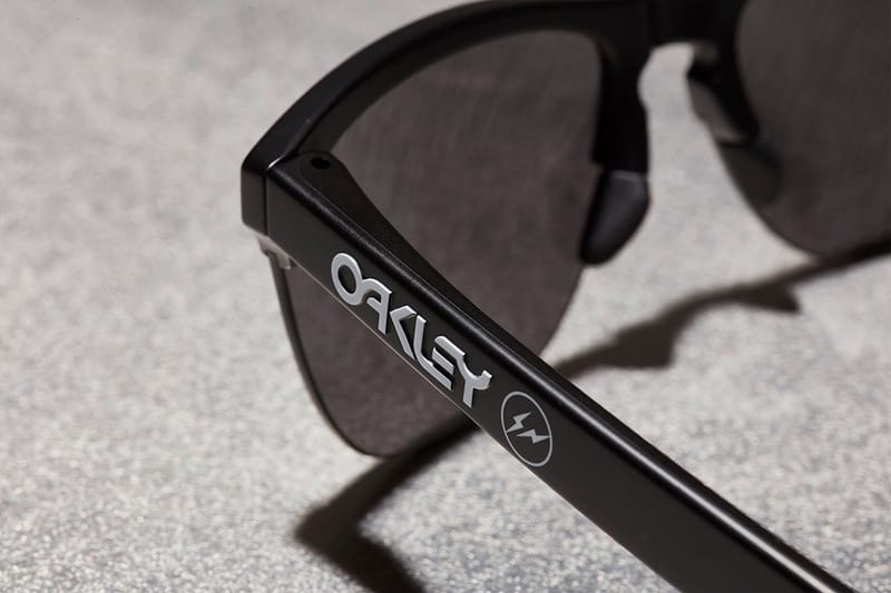 Oakley x fragment design 联名Frogskins Lite 墨镜即将上架| Hypebeast