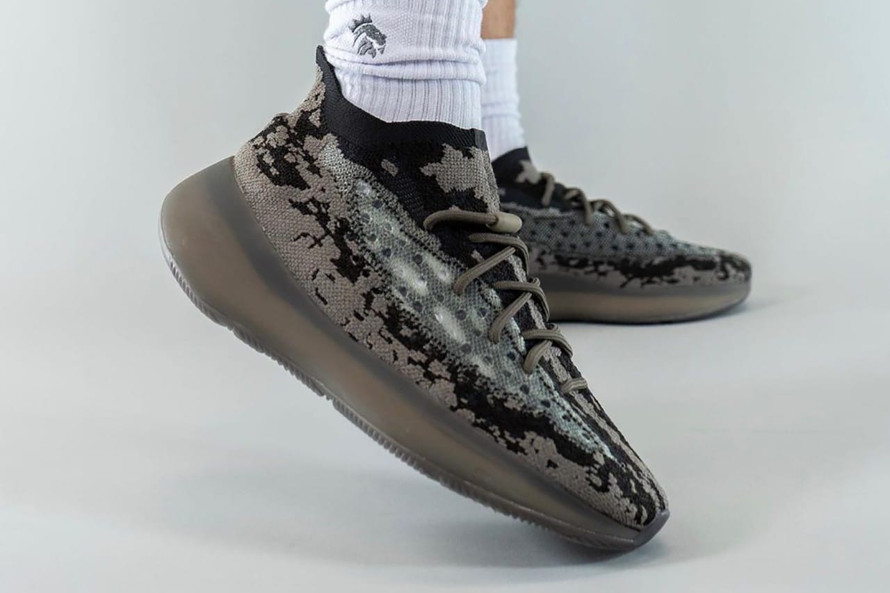 率先近赏adidas YEEZY BOOST 380 最新「黑灰迷彩」配色鞋款| HYPEBEAST