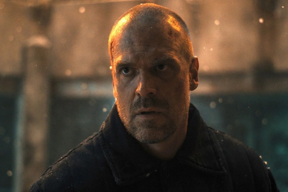 「警长 Hopper」David Harbour 揭露《怪奇物语》第 4 季最终集剑的身世来历 HYPEBEAST