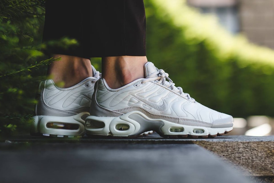 nike air max pre day light bone on feet