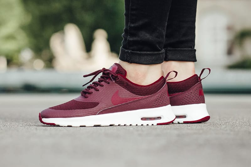 Nike air max on sale thea txt maroon