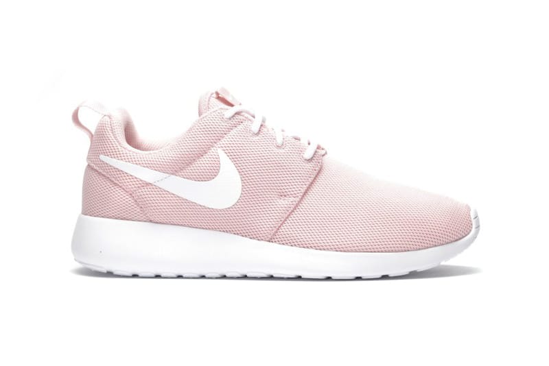 nike roshe run light pink