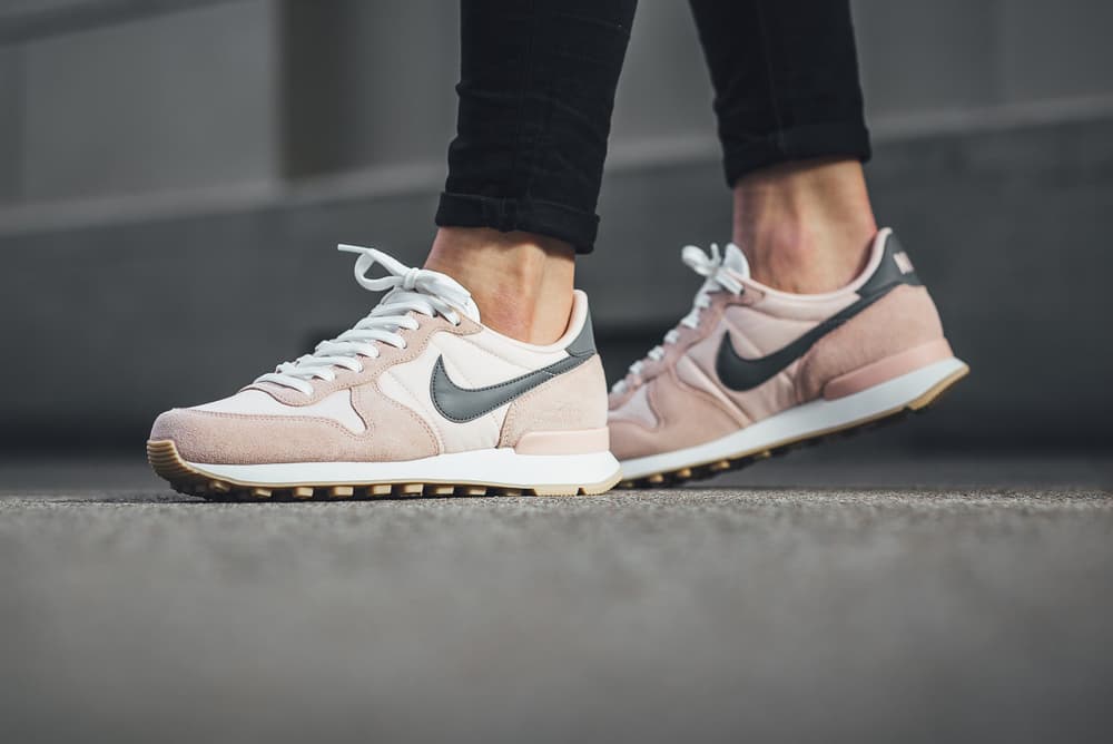 nike internationalist neon