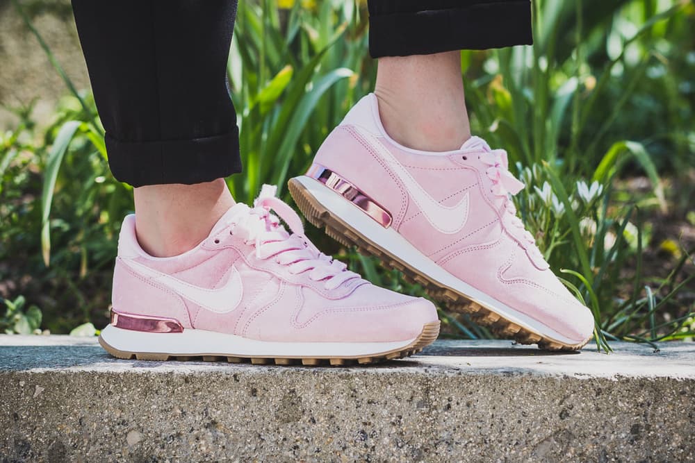 nike internationalist prism pink