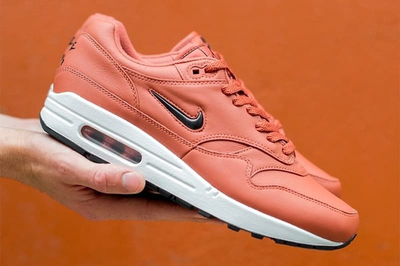nike tiempo salmon