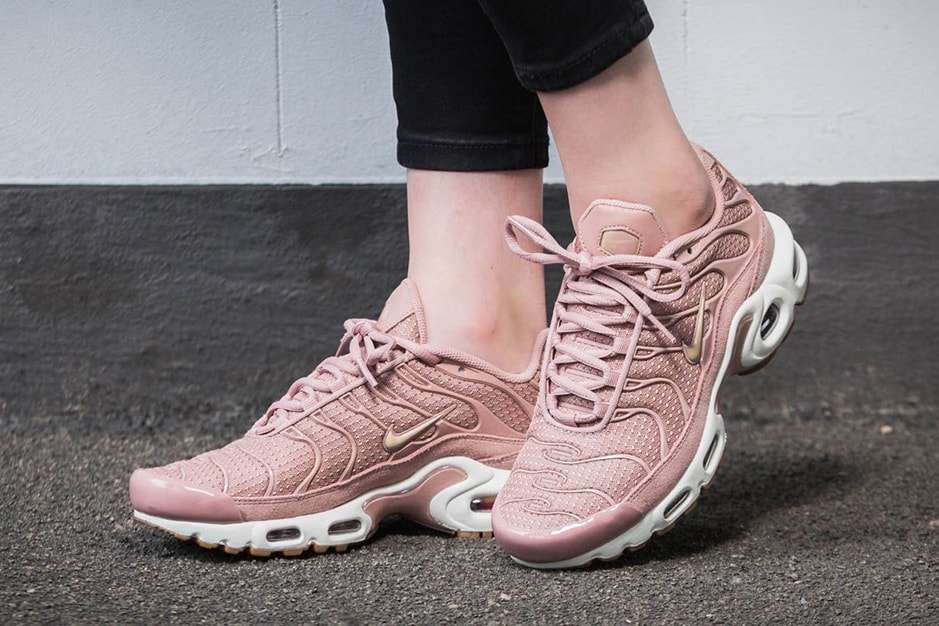 nike air max plus hyper pink