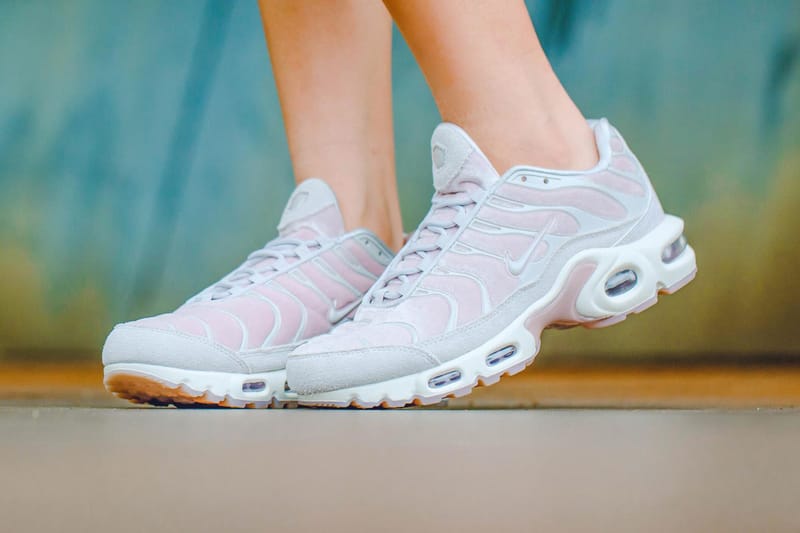 Nike air max plus sale velvet pink