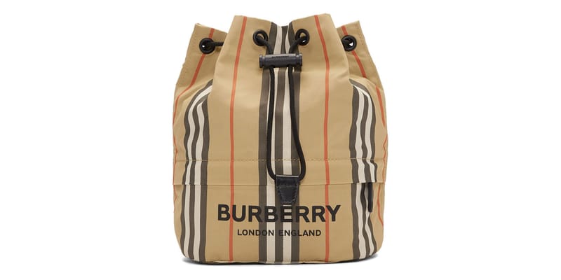 【関税&送料込】Burberry Reversible Pouch In Black Nylon Wit Burberry Reversible pouch in black nylon with Check pattern