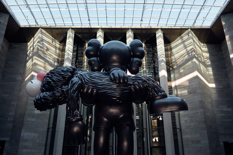 KAWS 作品集 Companionship in the Age … KAWS: Companionship in the Age of Loneliness: National