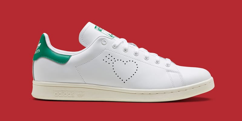 Adidas originals stan smith sneakers with red outlet heart