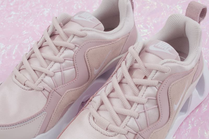 nike ryz 365 pink and white
