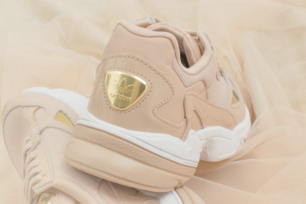 مشد كامل للجسم adidas Originals Falcon Sneaker Blush Pink Gold | HYPEBAE مشد كامل للجسم