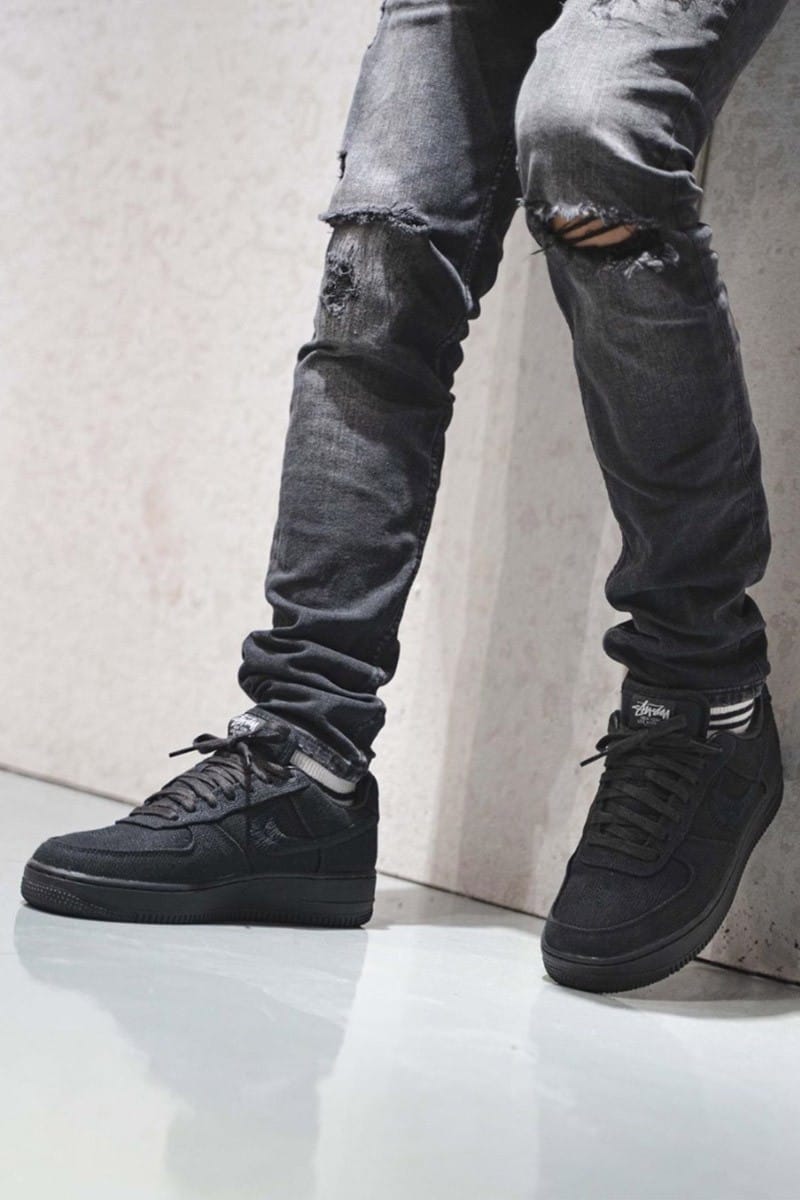 Nike air force store black on feet