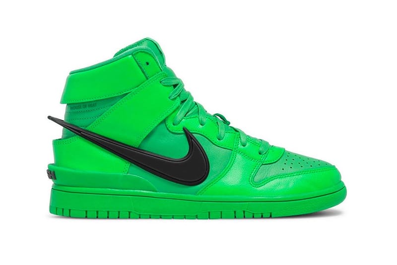 Hypebae | Claquette avec imprimé Nike Victori One pour Femme Rose | AMBUSH  x Nike Dunk High Flash Lime Details