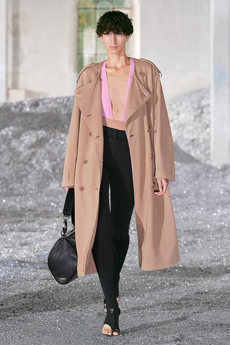 Burberry trench coat runway best sale